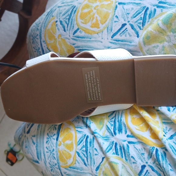 N Y & Company White criss cross buckle flat sandals, NIB, sz 7 - Picture 5 of 6